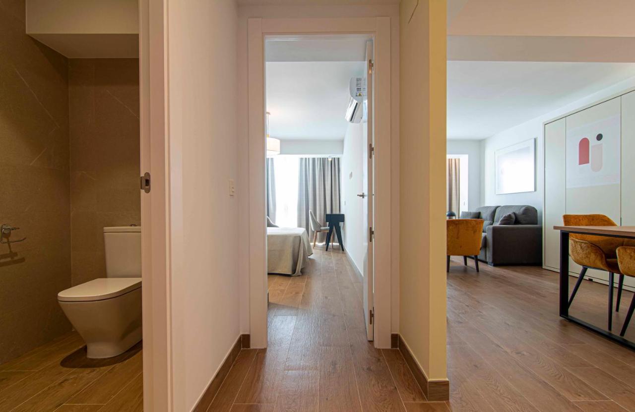 Apartamentos 1 Abril Málaga Kültér fotó