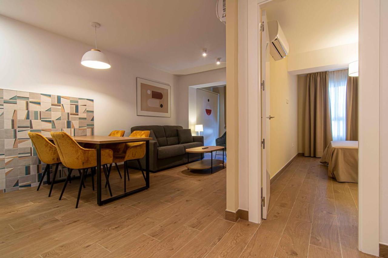 Apartamentos 1 Abril Málaga Kültér fotó