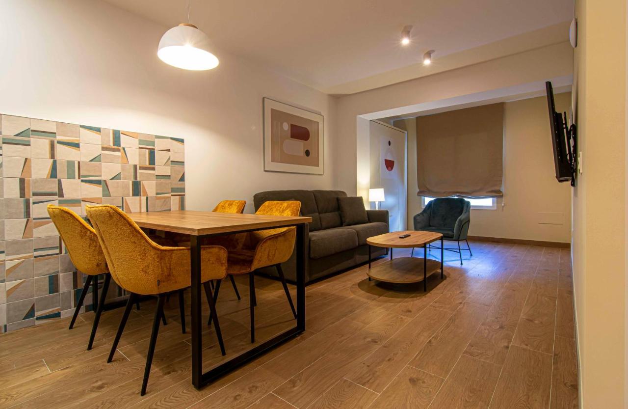 Apartamentos 1 Abril Málaga Kültér fotó