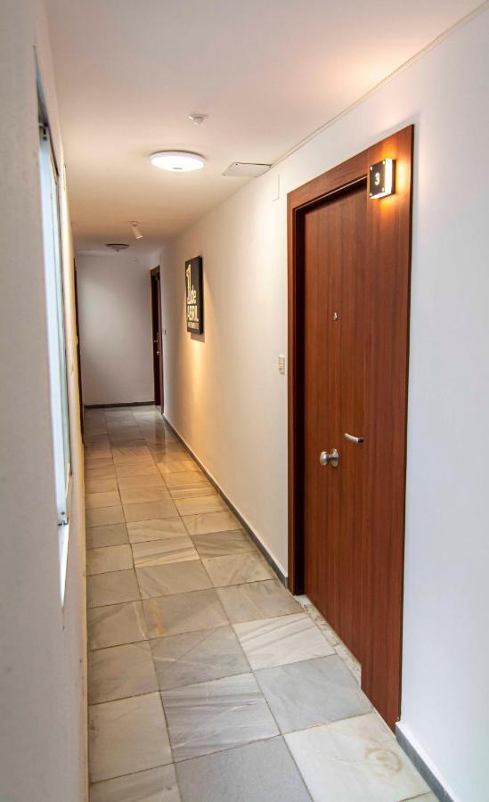 Apartamentos 1 Abril Málaga Kültér fotó
